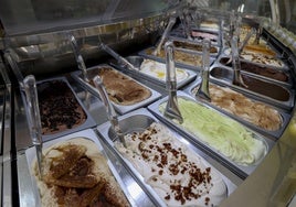 Irresistible vitrina de helados en la tienda que Helanatura tiene en la calle Mayor de La Unión.