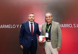 Miguel López Abad, presidente de Croem, entrega el Premio Froet a Antonio Muñoz Navarro, socio de Transportes El Doctor.