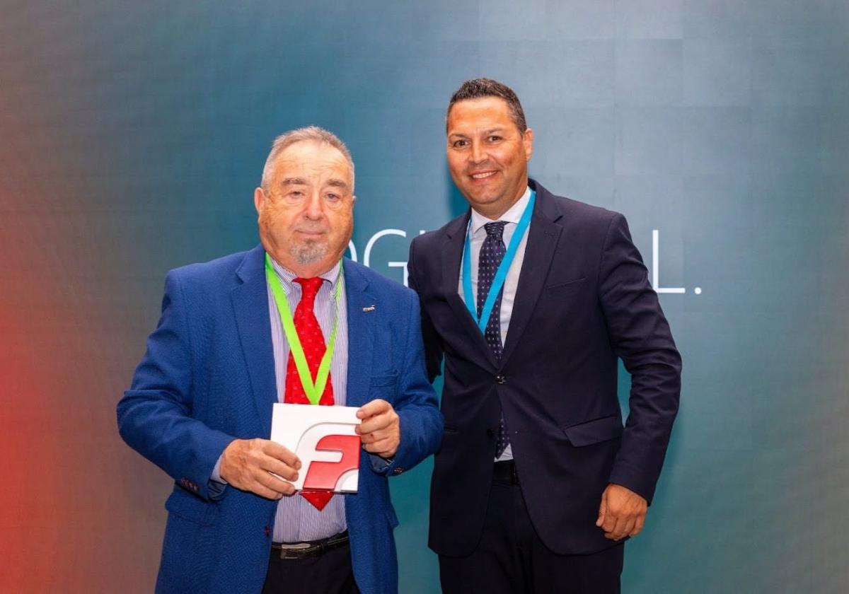 Pepe Torralba, de Logitas, recoge el Premio Froet.
