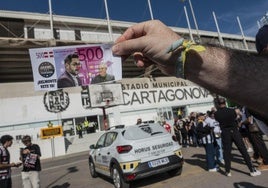 Un aficionado muestra uno de los billetes falsos de 500 euros con la cara de Belmonte y Moreno repartidos antes del partido contra el Tenerife, hace dos semanas, en la última protesta contra el presidente del Cartagena en la explanada del Cartagonova.