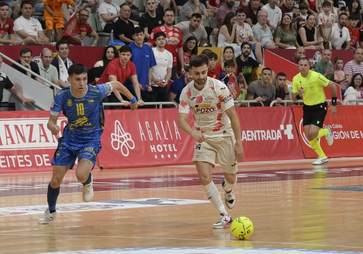 César arma el disparo con la zurda ante Luciano Gauna en el segundo partido de la serie.