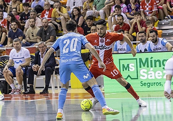 Cortés encara a Carlos Bartolomé en el partido del pasado domingo en Cartagena.