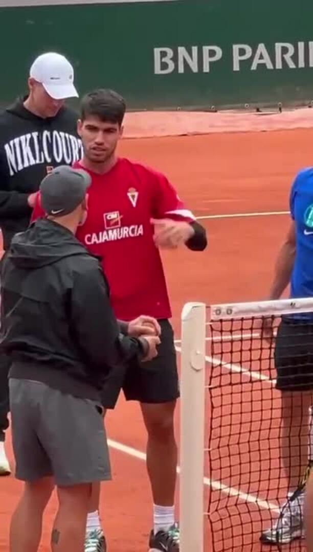 Alcaraz entra en la pista al grito de "viva Murcia"