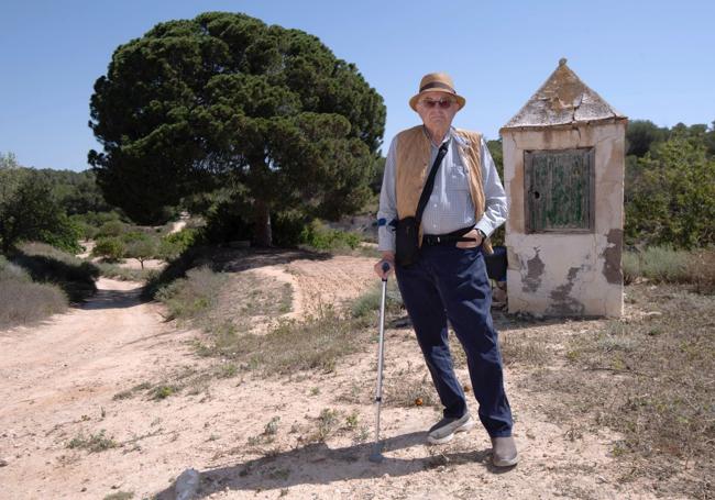 José Tomás Bernal-Quirós junto al árbol que ha visto crecer a varias generaciones de su familia.