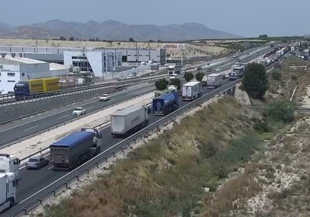 Cierran el carril derecho de la autovía A-30 a la altura de Lorquí por un accidente | La Verdad