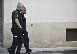 Un agente lleva ante el juez al tatuador detenido por las presuntas agresiones sexuales a jóvenes en un estudio de tatuajes de Murcia.