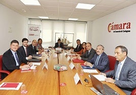 El Consejo Rector de la UIMP, reunido ayer en la sede de la Cámara en la calle Conducto.