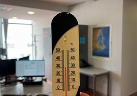 Un funcionario judicial mide la temperatura en el Palacio de Justicia.