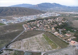 Imagen aérea del polígono de la pedanía ciezana de Ascoy donde se construirá el colector y la zona residencial, en una foto de archivo.