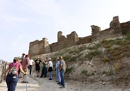 Visita de veteranos arqueólogos al Castillejo, ayer.