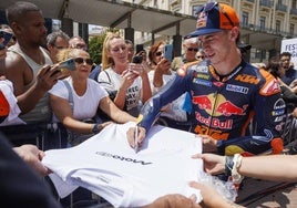 Pedro Acosta firmando autógrafos en la plaza del Pilar de Zaragoza.