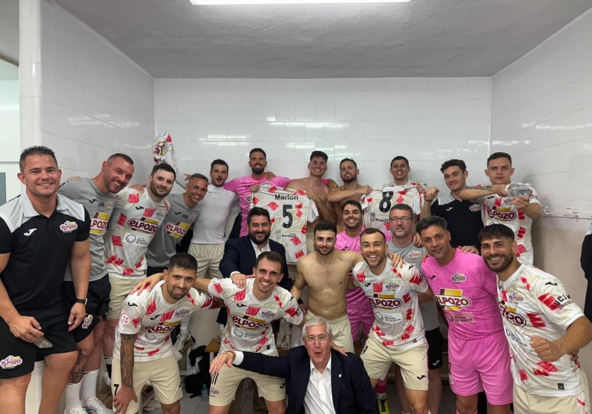 Jugadores y cuerpo técnico de El Pozo celebran su victoria de ayer en el tercer partido de la serie de cuartos de final ante el Peñíscola.