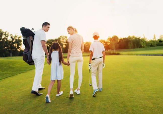 Juntos. El complejo murciano quiere que agosto se llene de familias jugando al golf.