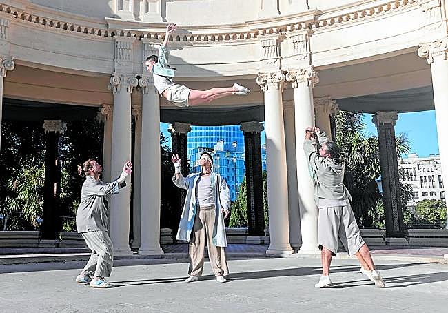 Danza en Murcia. El espectáculo de calle 'Desprovisto' de UpArte Cía. y 'Freedance', de Danzo, en el Teatro Circo.