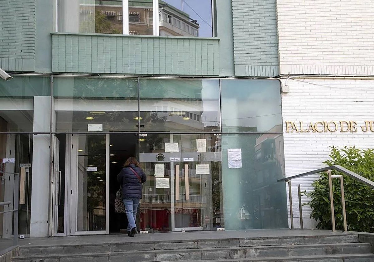 Una mujer se adentra en el Palacio de Justicia de Cartagena, sede de la Audiencia.