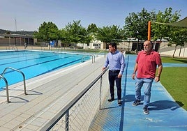 El concejal de Deportes, José Fernández, visita las instalaciones junto al jefe de área de Deportes.