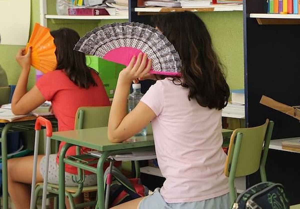 Imagen de archivo de unas alumnas de Primaria con abanicos.