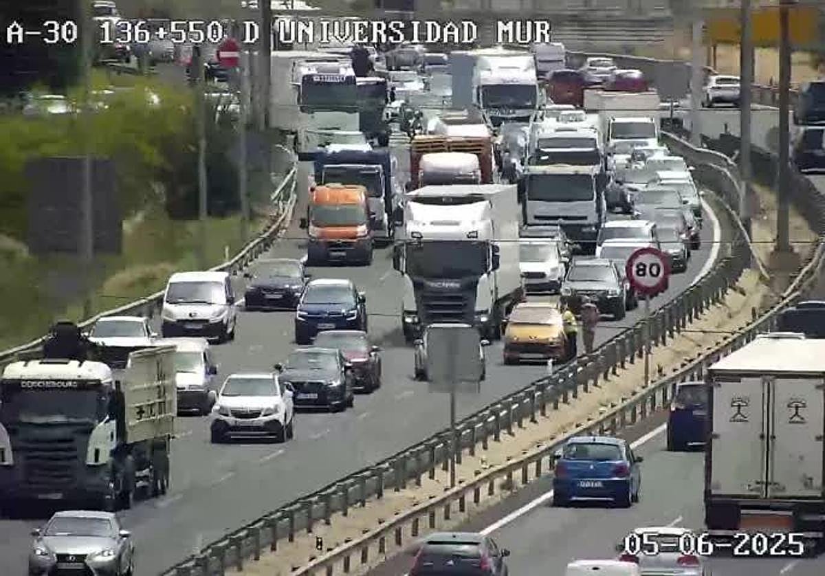 Estado del tráfico en la A-30, a su paso por el campus de Espinardo, este jueves a las 15.16 horas.
