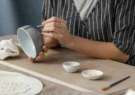 Cuidado con estos esmaltes al pintar tazas y platos de cerámica: «Pueden ser cancerígenos».