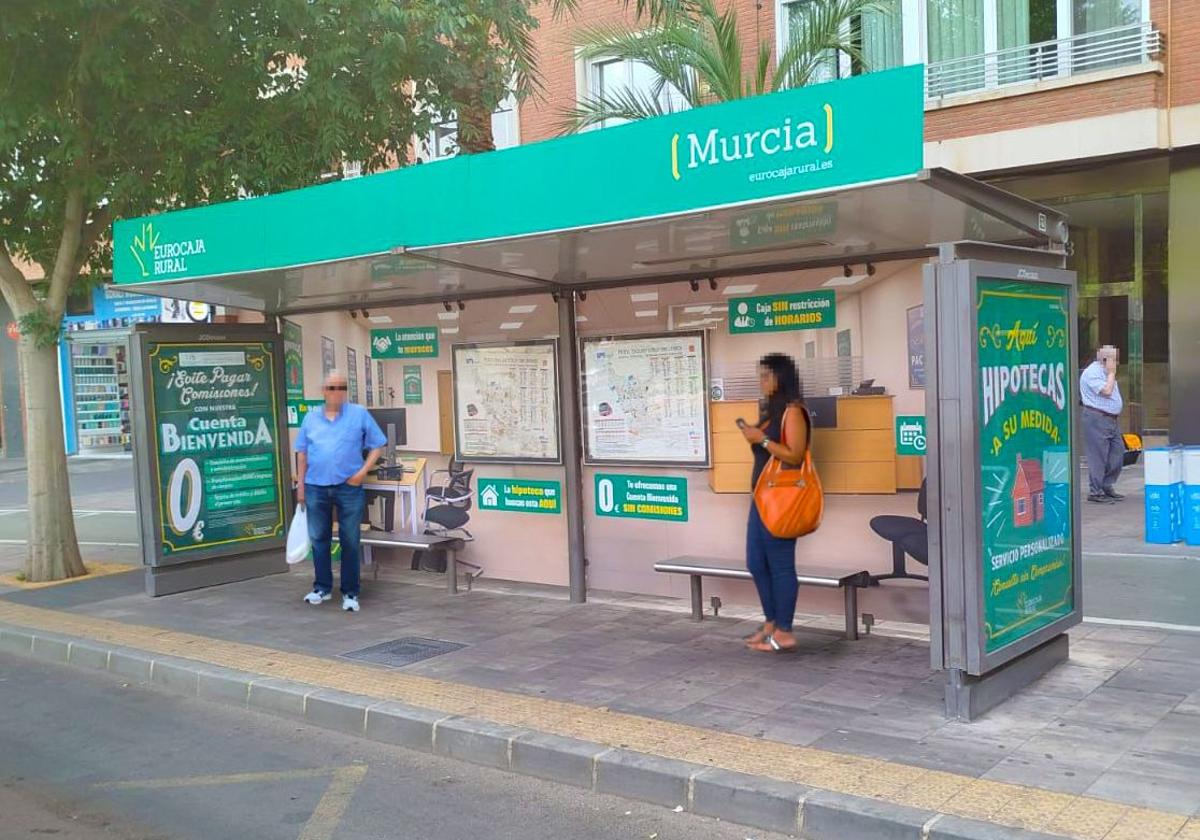 ¿Una oficina en la parada del bus? Eurocaja Rural sorprende en el corazón de Murcia