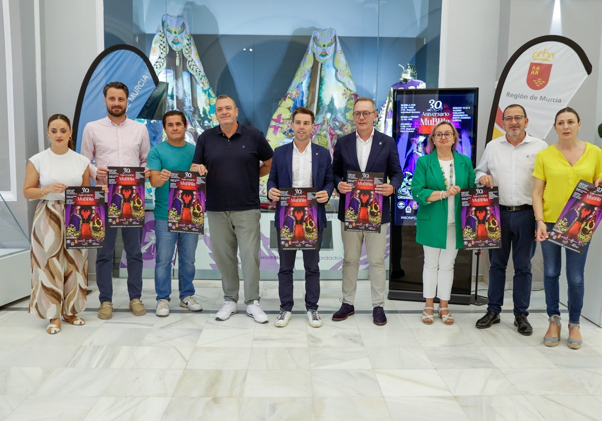 El director general de Deportes junto al concejal de Deportes, el presidente del Paso Blanco, miembros de la cofradía y autoridades.
