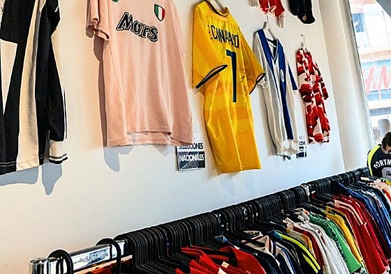 Aterriza una tienda de camisetas retro de fútbol en Murcia: más de 3.000 diseños de todas las ligas.