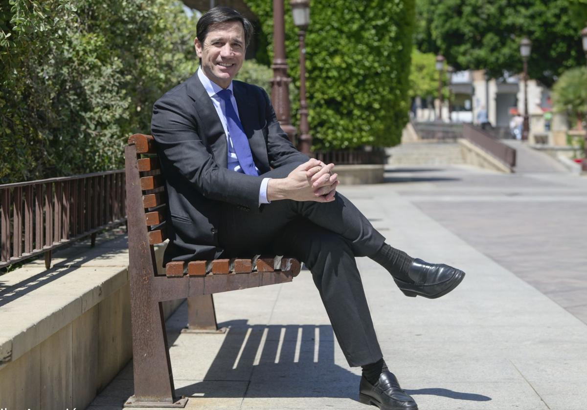 Álvaro de Remedios, sentado en un banco de la Glorieta de España, en Murcia.