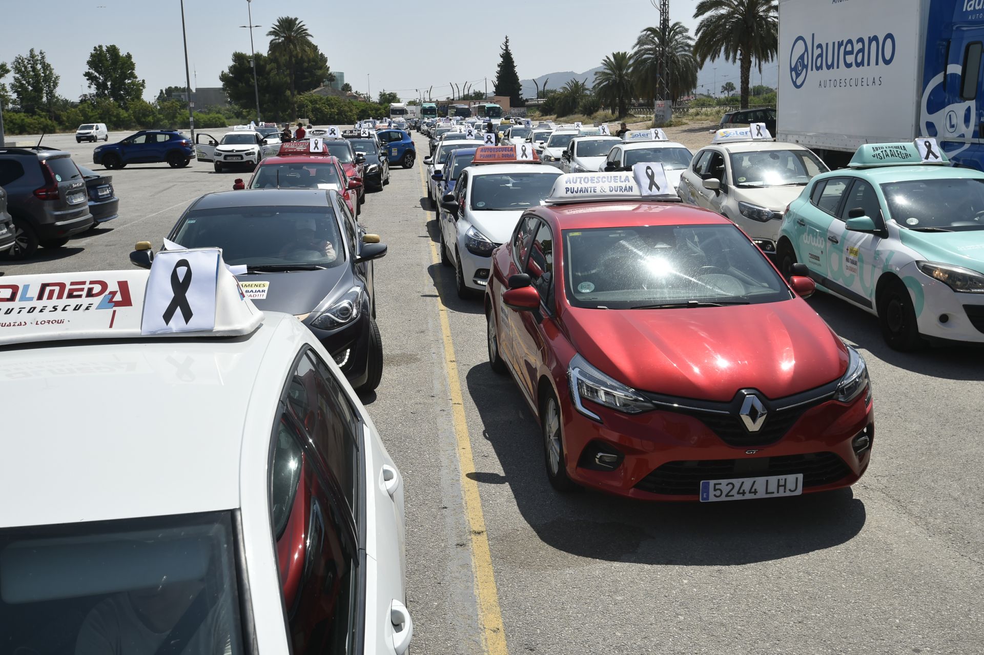 La protesta de autoescuelas de Murcia, en imágenes