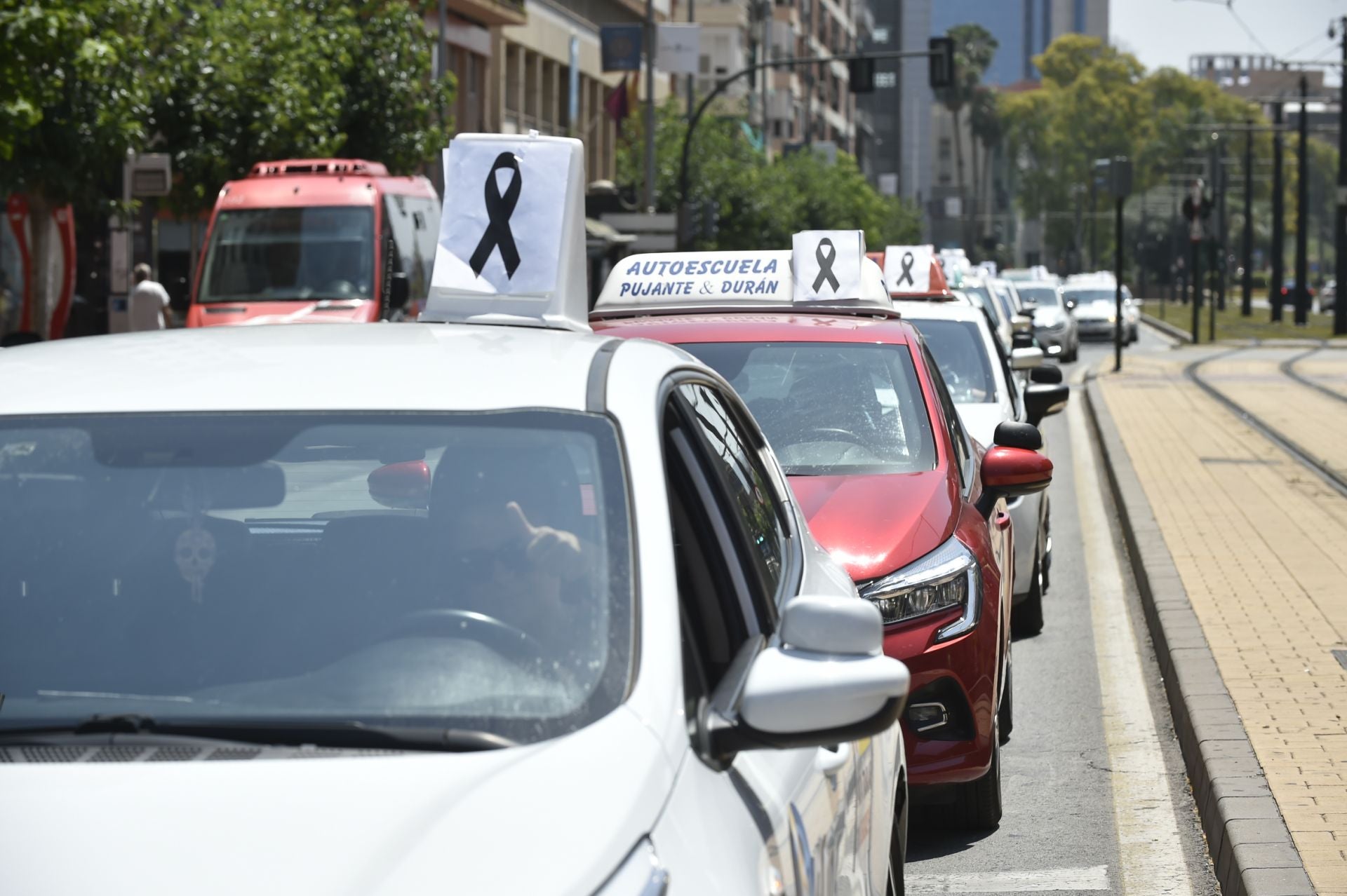 La protesta de autoescuelas de Murcia, en imágenes