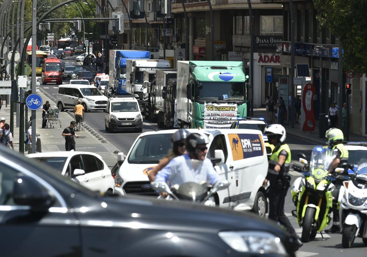 La protesta de autoescuelas de Murcia, en imágenes | La Verdad