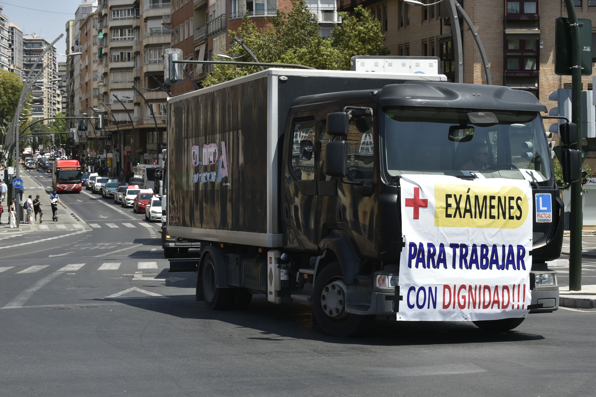 La protesta de autoescuelas de Murcia, en imágenes