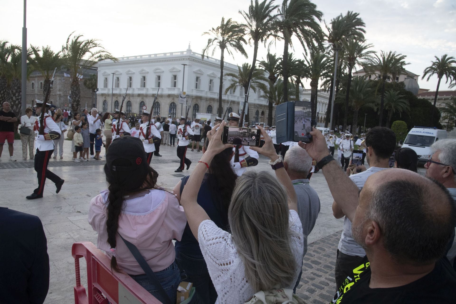 El arriado de bandera de las Fuerzas Armadas en Cartagena, en imágenes