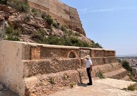 El arqueólogo municipal, José Baños, ayer, a los pies del Castillo.