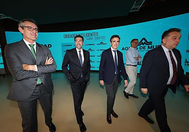 Varios ponentes, antes de la mesa redonda.