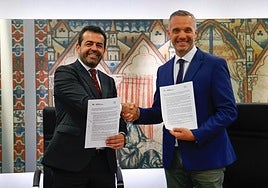 Rubén Martínez Alpañez y Joaquín Segado, durante la firma del acuerdo para la aprobación de los Presupuestos.