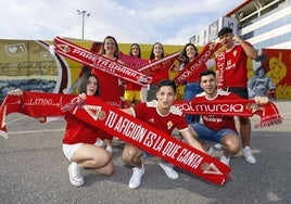 Aficionados del Real Murcia junto al estadio Enrique Roca.