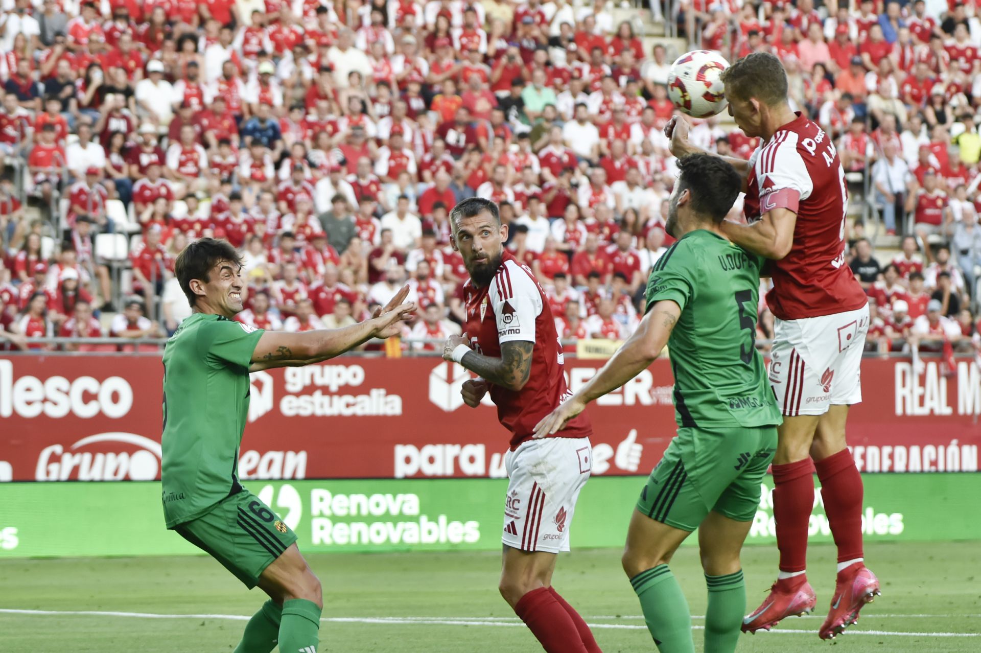 La derrota del Real Murcia frente al Nàstic, en imágenes