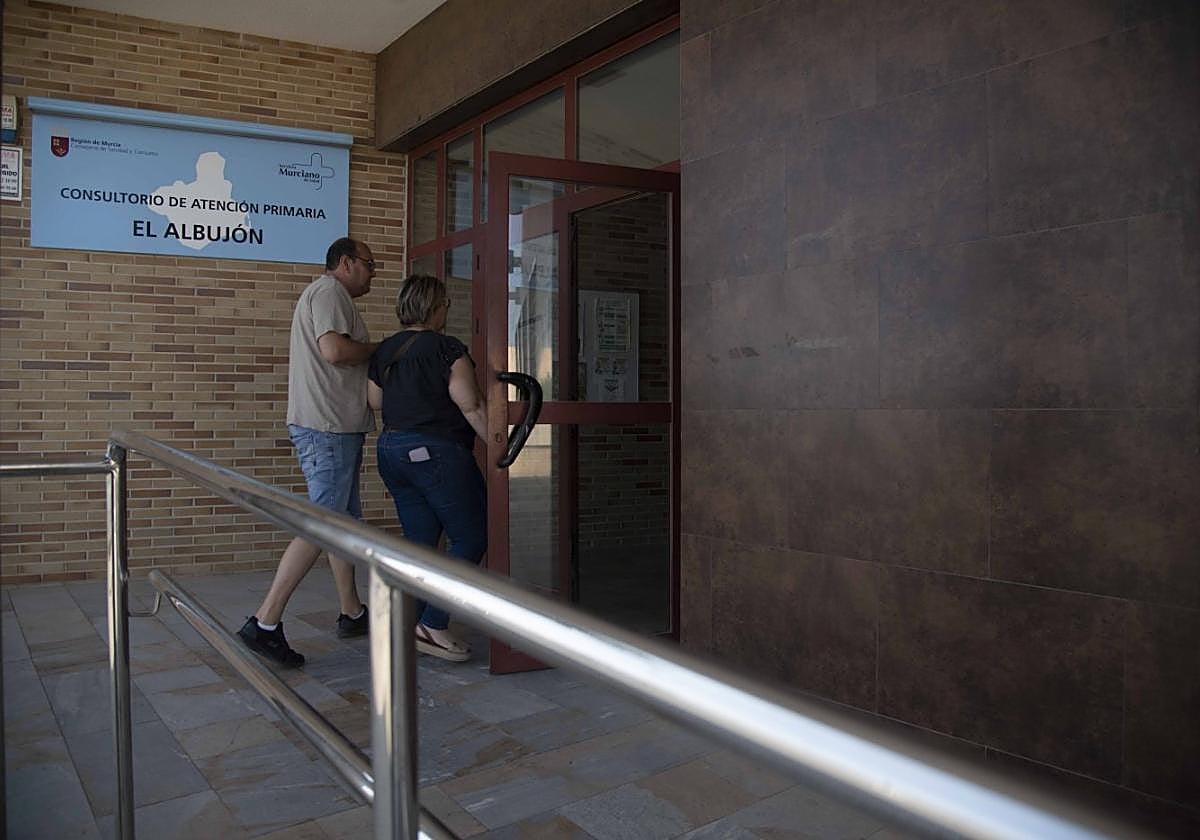 Dos usuarios entran al consultorio médico situado en El Albujón, en una imagen tomada ayer.