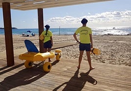Dispositivo de socorrismo en una playa con baño adaptado.