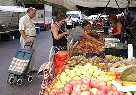 Un mercado semanal de Murcia, en una imagen de archivo.