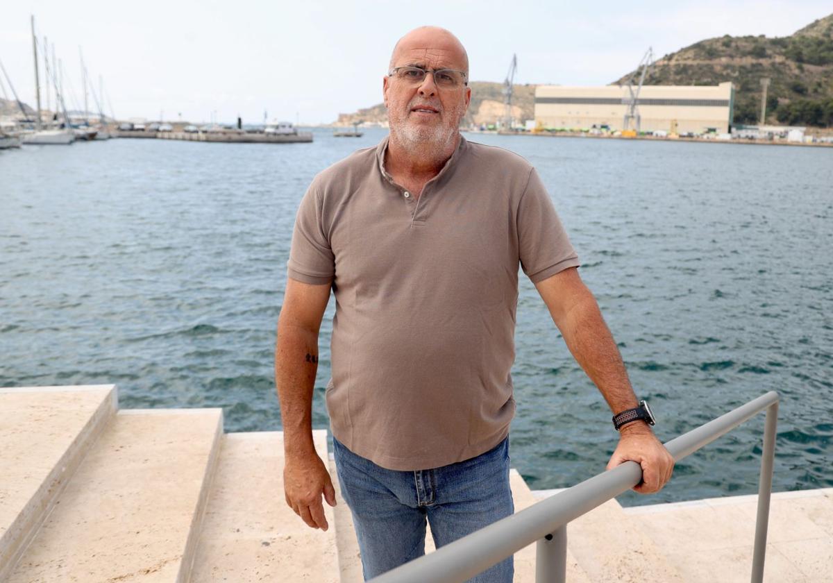 Eduardo Noguera posa en la explanada del Muelle de Alfonso XII con el faro de la Curra al fondo.