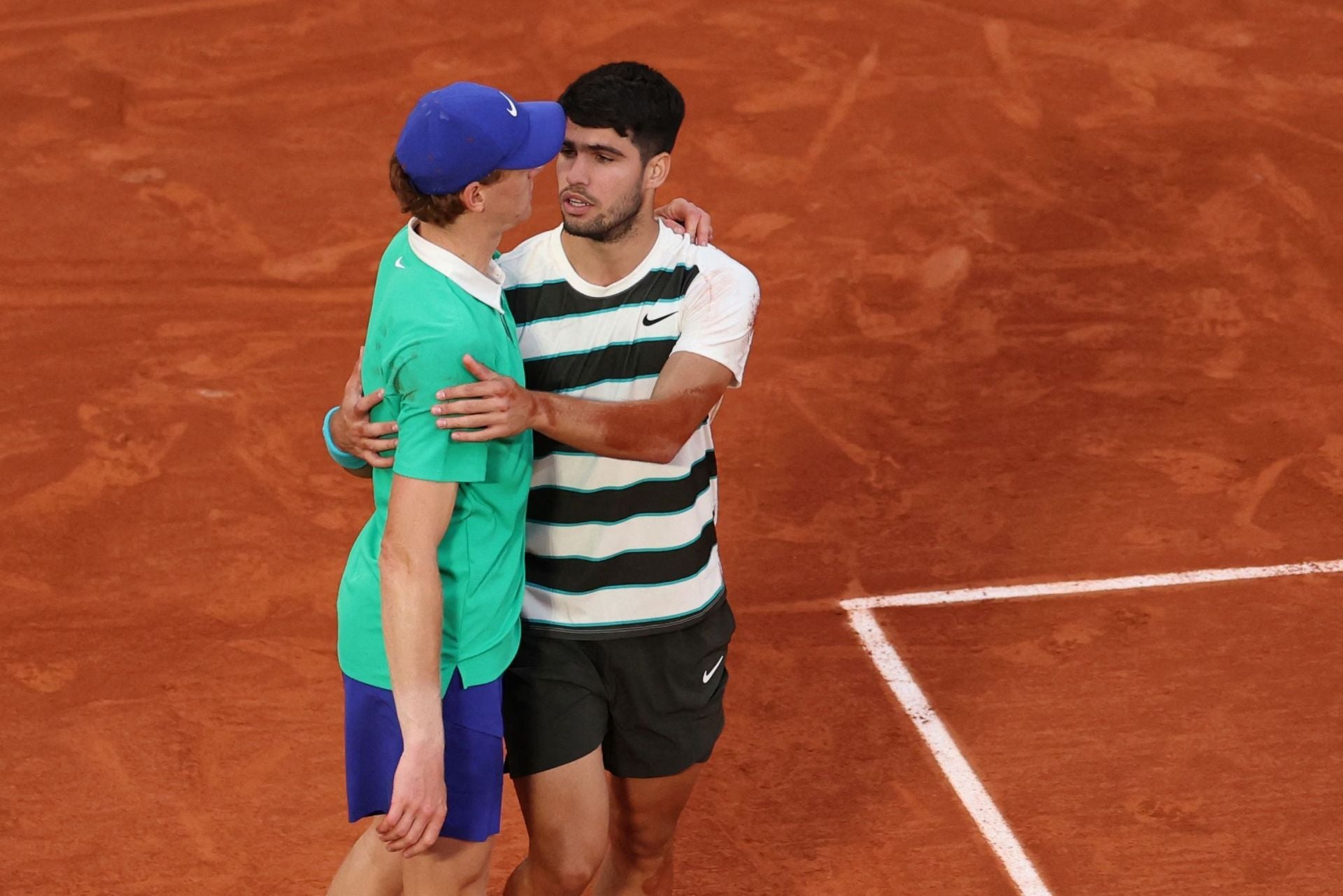 La celebración de Carlos Alcaraz tras ganar Roland Garros, en imágenes