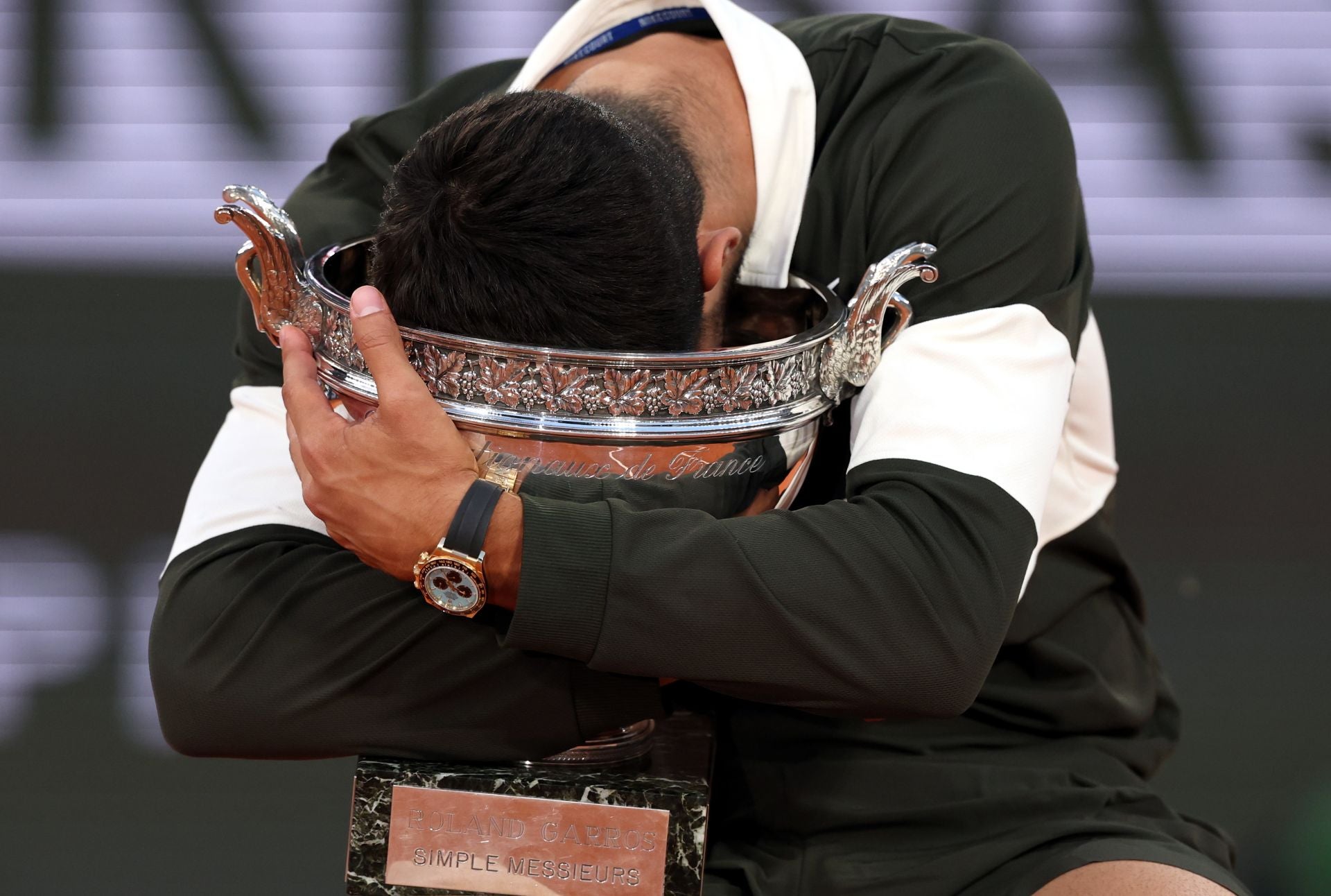 La celebración de Carlos Alcaraz tras ganar Roland Garros, en imágenes