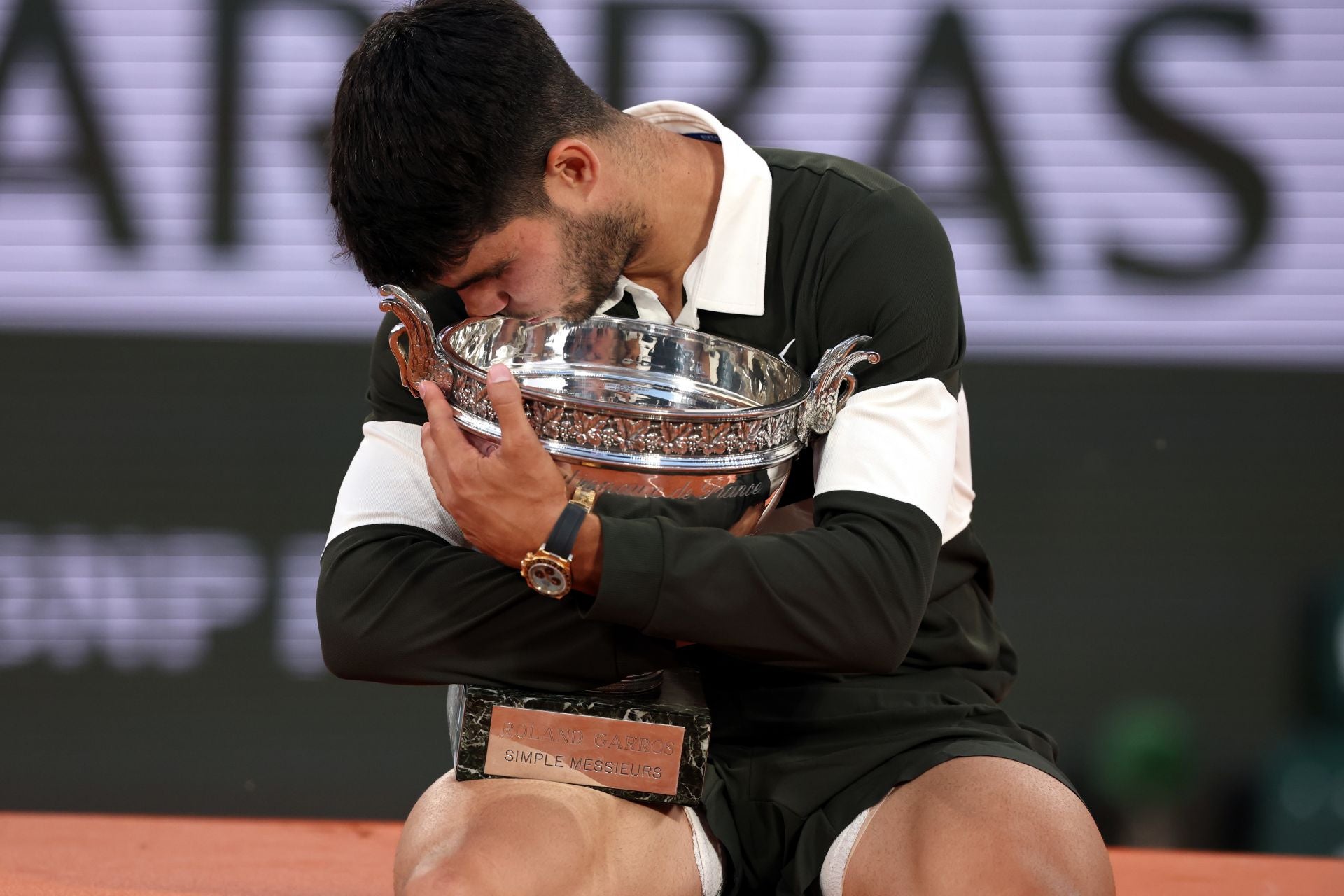 La celebración de Carlos Alcaraz tras ganar Roland Garros, en imágenes