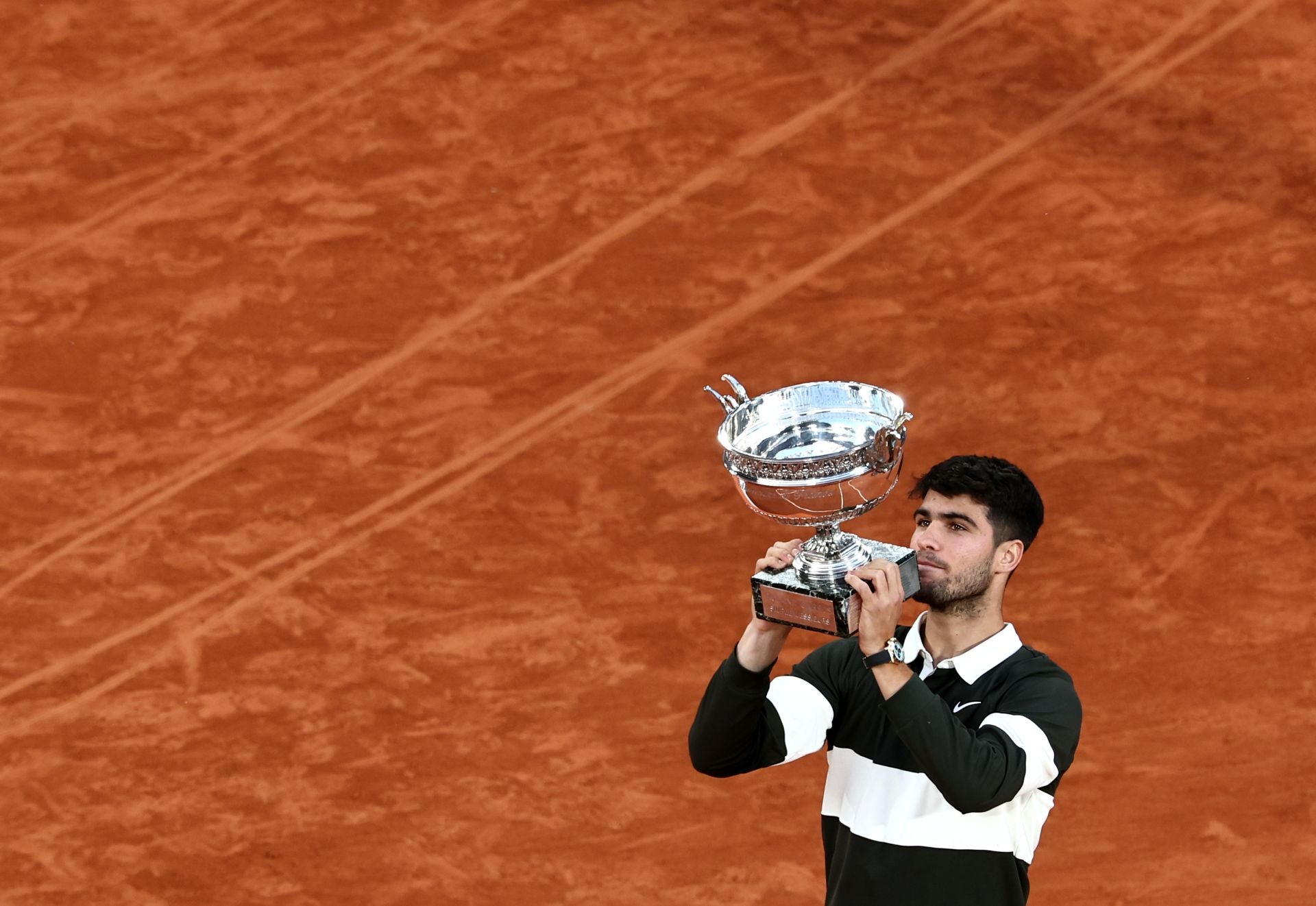 La celebración de Carlos Alcaraz tras ganar Roland Garros, en imágenes