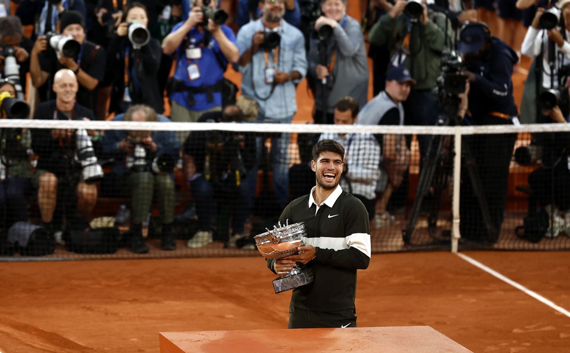 La celebración de Carlos Alcaraz tras ganar Roland Garros, en imágenes