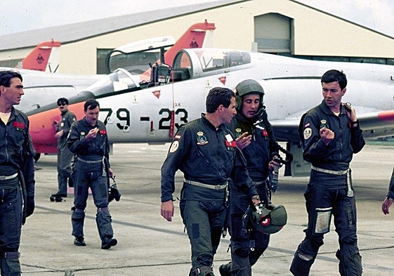 Formación de Águilas (años 80), con el capitán Carrizosa, su impulsor, en el centro, en primer plano con el casco en la mano.