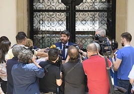 López Miras informando a los medios del acuerdo alcanzado con Vox para aprobar el Presupuesto, el jueves, en San Esteban.