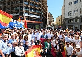 López Miras y Noelia Arroyo, este domingo, en la concentración en Madrid.