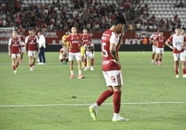 Jugadores del Real Murcia, el pasado sábado, durante el partido contra el Nástic de Tarragona.